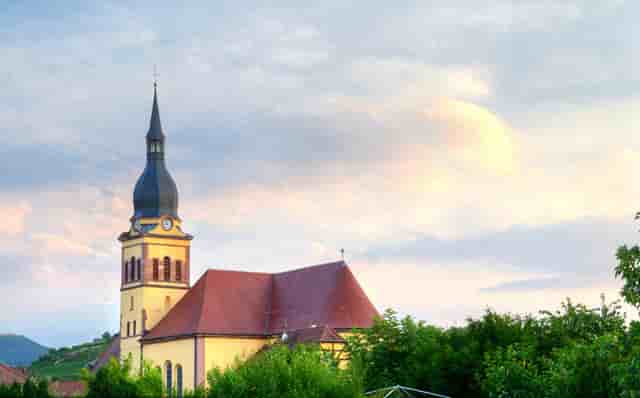 两个不同大小的相同的三角形